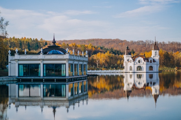 Бесплатное фото Замок с видом на озеро