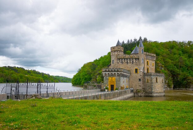 Замок Le Relais Du Chateau Saint Priest la roche с длинным входом на реке Луара во Франции