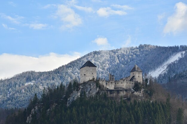 山の中の城