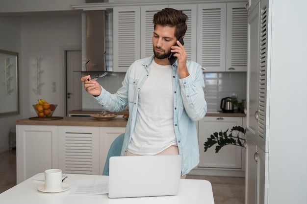 Maschio adulto casuale che comunica sul telefono