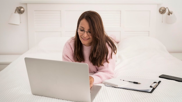 Foto gratuita donna adulta casuale che lavora a casa