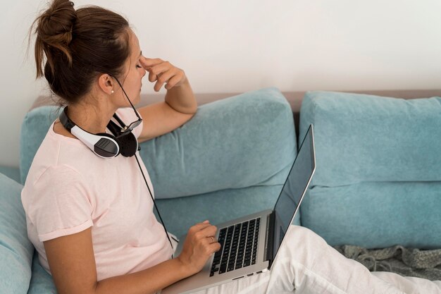 Foto gratuita donna adulta casuale che lavora a casa