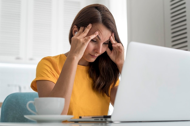 Foto gratuita donna adulta casuale che lavora a casa