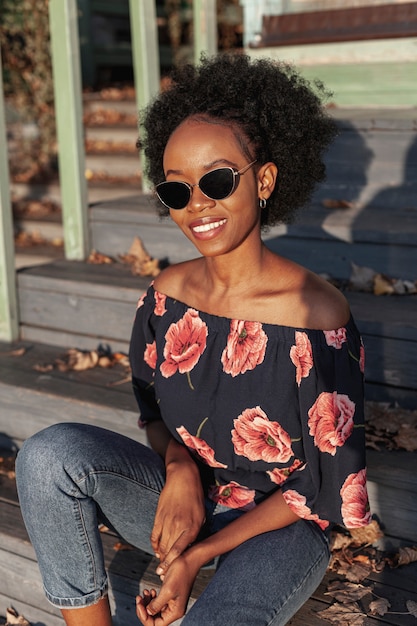 Foto gratuita occhiali da sole da portare della donna africana casuale