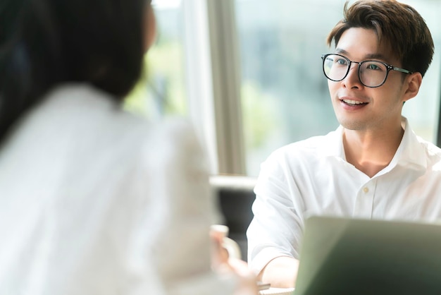 Incontro di lavoro informale uomo d'affari adulto asiatico consultare la strategia con il piano aziendale di avvio del partner fondatore del progetto femminile nel ristorante caffetteria