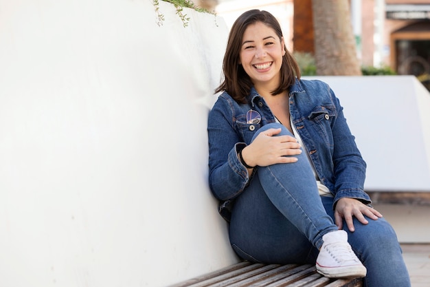 Foto gratuita ragazza paffuta casuale in denim all'aperto