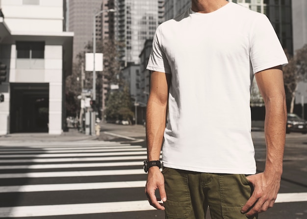 Free photo casual dressed man crossing the road outdoor