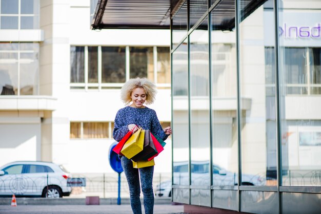 ショッピングでカジュアルな服装の女性