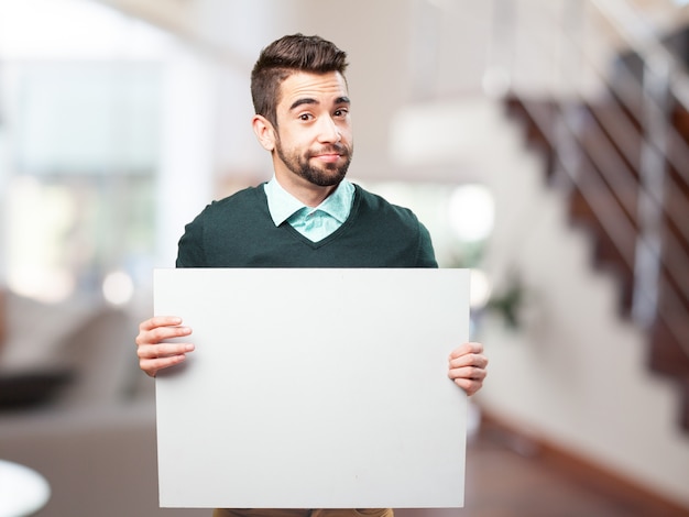 Foto gratuita uomo casuale con un cartello bianco