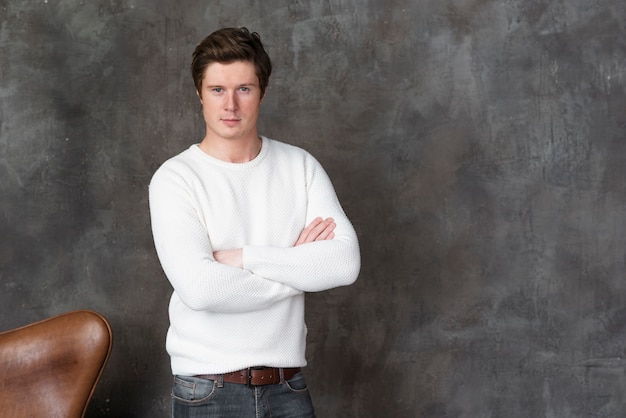 Free photo casual man posing indoors with copy space