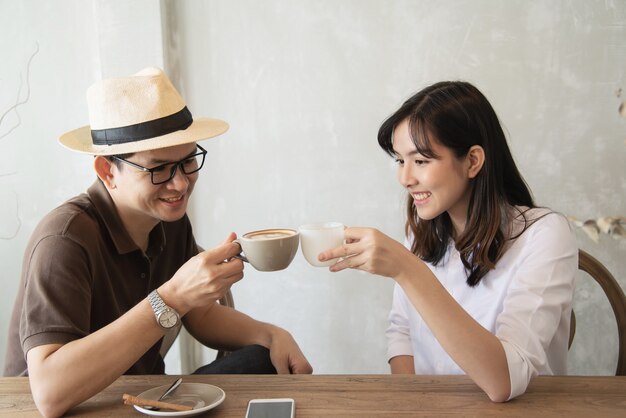 커피를 마시는 동안 행복하게 이야기하는 캐주얼 남자와 여자