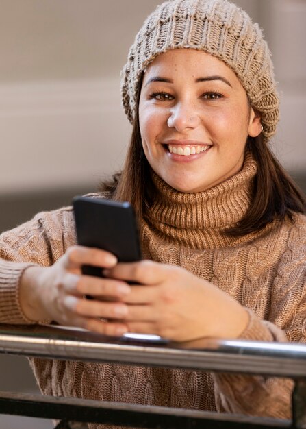 彼女の電話を閲覧するカジュアルなティーンエイジャー