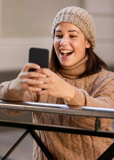 彼女の電話を閲覧するカジュアルなティーンエイジャー