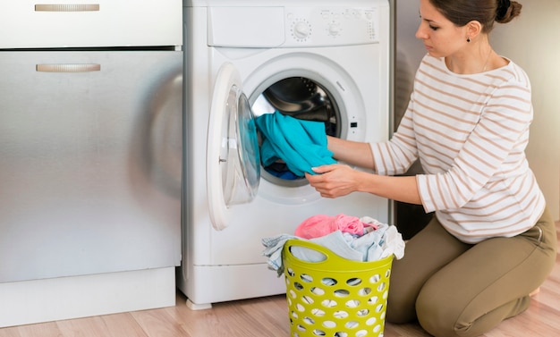 Free photo casual woman doing laundry