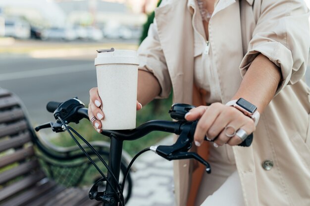 環境にやさしい自転車に乗るカジュアルな女性