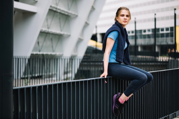 Foto gratuita donna casual seduta sul corrimano