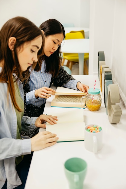 ライブラリの本を読んでいるカジュアルな女性