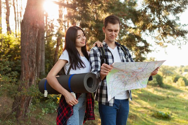 地元の地図をチェックするカジュアルな若いカップル