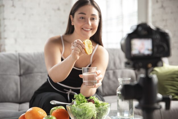 백인 블로거가 다이어트 및 체중 감량 방법을 동영상 블로그로 만듭니다.