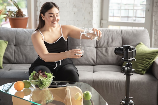 백인 블로거 여자는 다이어트하고 체중 감량하는 방법을 블로그를합니다.