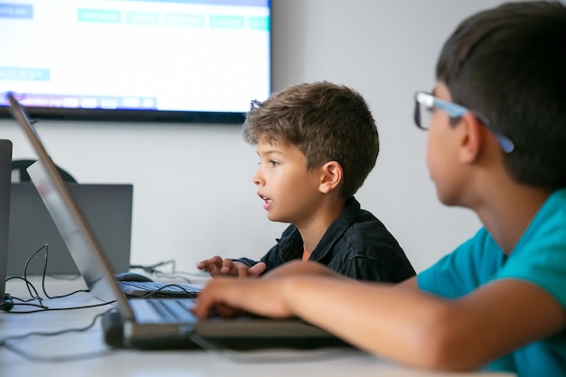 Free photo caucasian boy reading task aloud during lesson