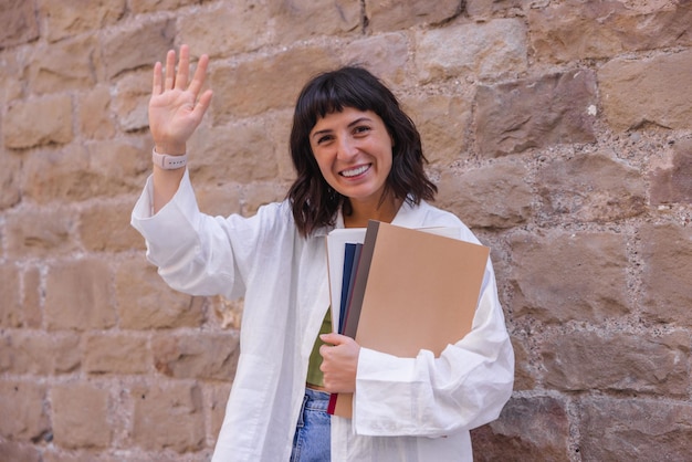 Donna castana caucasica che sorride alla macchina fotografica