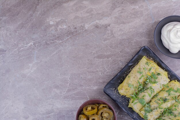 Free photo caucasian cabbage wraps with yogurt and marinated vegetables.