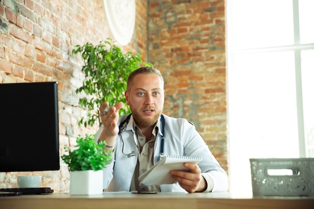 Foto gratuita consulenza medica caucasica per il paziente che spiega la ricetta per il farmaco che lavora nel gabinetto