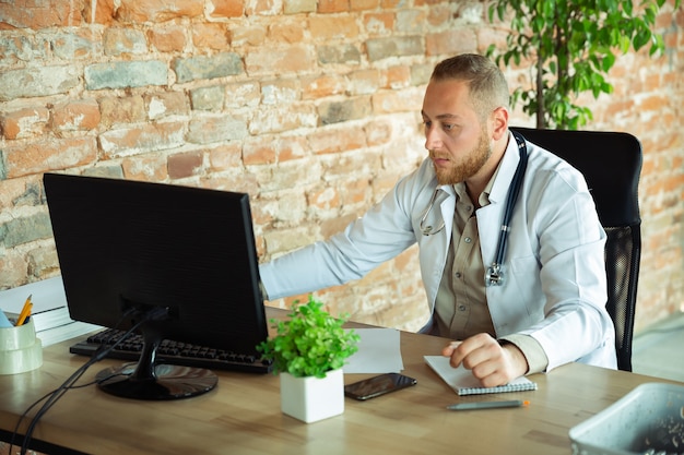 Free photo caucasian doctor consulting for patient, working in cabinet