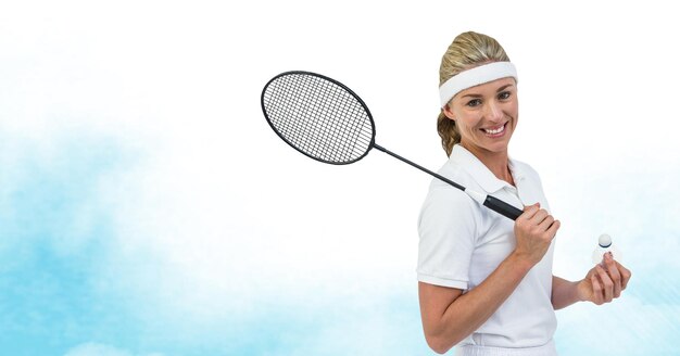 水彩画のテクスチャの青い背景に笑みを浮かべてラケットを保持している白人女性バドミントン選手