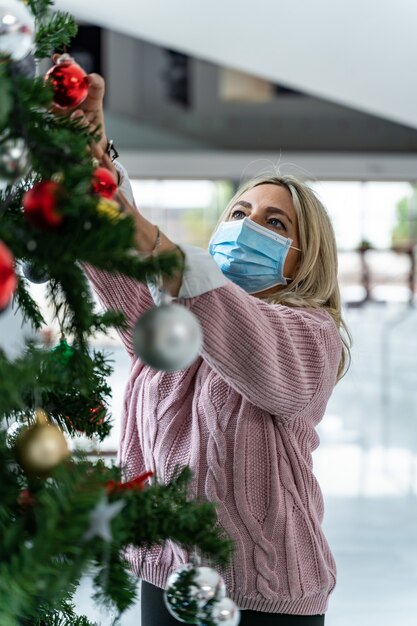 医療マスクとクリスマスの装飾の白人女性-ニューノーマルの概念