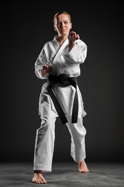 Free photo caucasian fighter doing karate pose