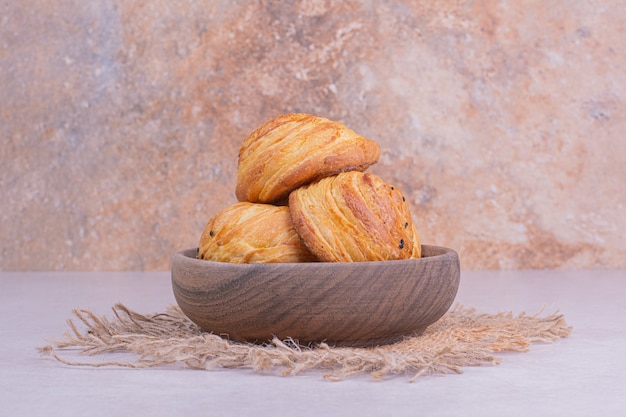 Panini gogal caucasici in un vassoio di legno.