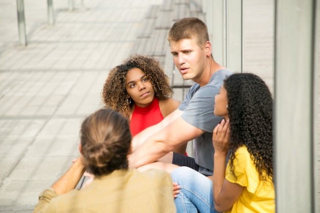 Foto gratuita ragazzi caucasici e ragazze di razza mista si incontrano all'aperto