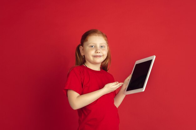 Free photo caucasian little girl with digital tablet