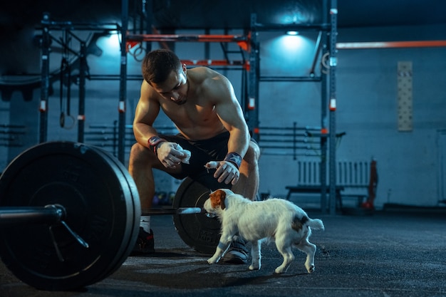 Free photo caucasian man practicing in weightlifting in gym