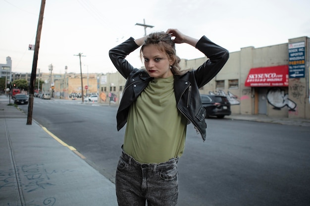 Foto gratuita femmina punk caucasica con un atteggiamento all'aperto