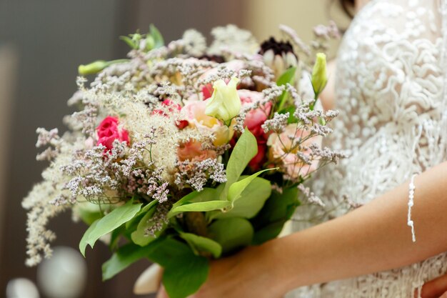 Кавказская романтическая молодая невеста празднует брак в городе.