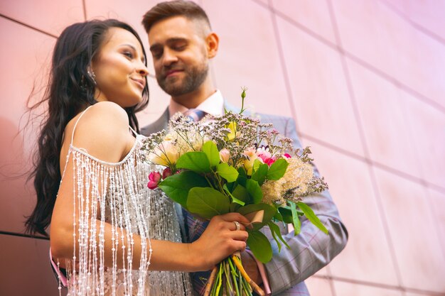 都市での結婚を祝う白人のロマンチックな若いカップル。