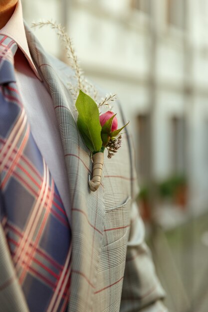 Free photo caucasian romantic young groom celebrating marriage in city.