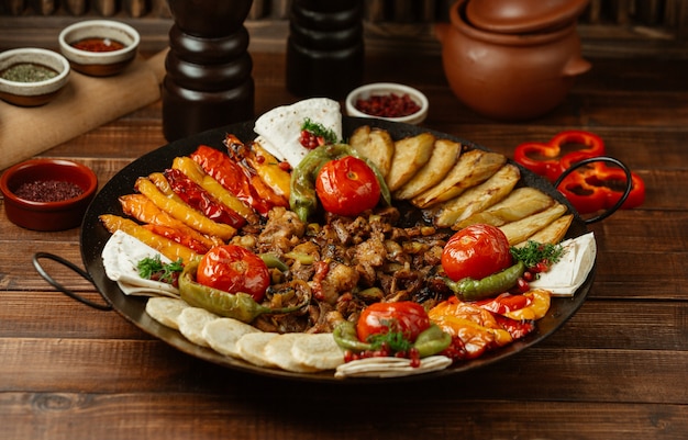 Foto gratuita sac ichi caucasico con carne finemente grigliata, peperoni e altre verdure