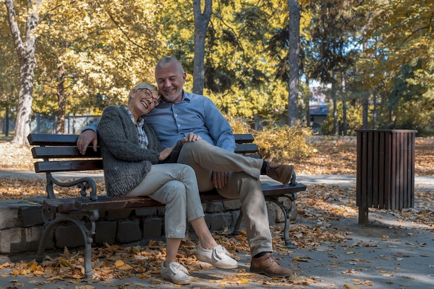 Кавказская пара пожилых людей, наслаждаясь времяпрепровождением в парке