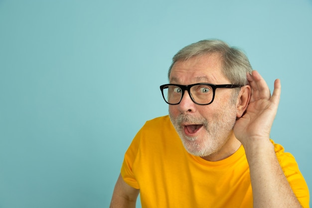 Free photo caucasian senior man's portrait isolated on blue studio