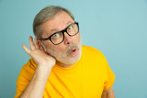 Foto gratuita ritratto dell'uomo maggiore caucasico isolato sull'azzurro