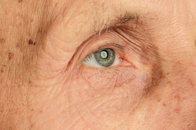 Free photo caucasian senior man's portrait isolated on yellow studio