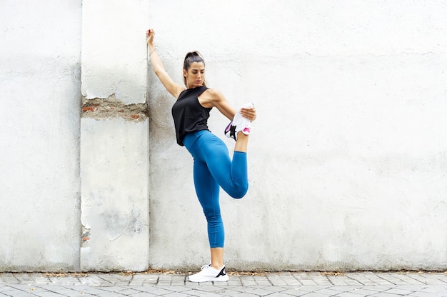 Foto gratuita donna sportiva caucasica che si allena in strada