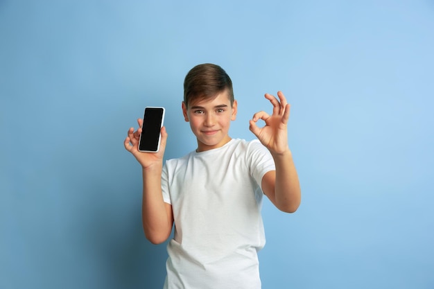 Free photo caucasian teen's portrait isolated on blue studio