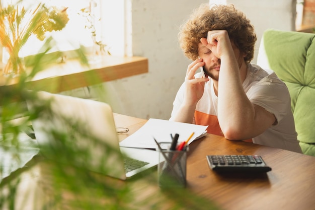 Foto gratuita uomo caucasico sconvolto e disperato che fa rapporti finanziari ed economici