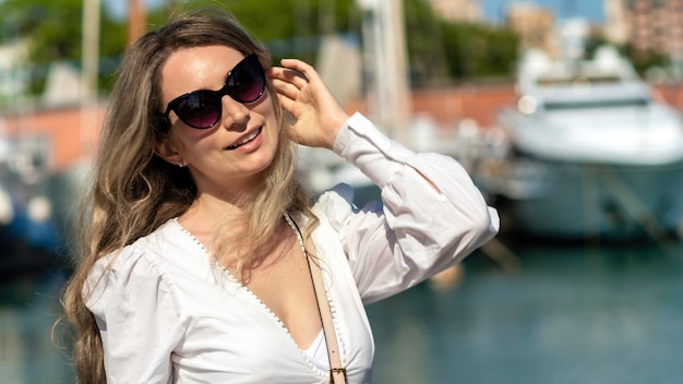 Кавказская женщина в солнцезащитных очках позирует в Барселоне, Испания