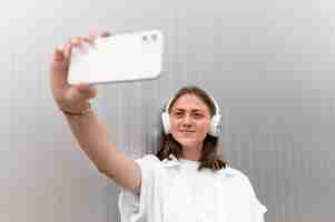 Бесплатное фото Кавказская женщина делает селфи со своим смартфоном